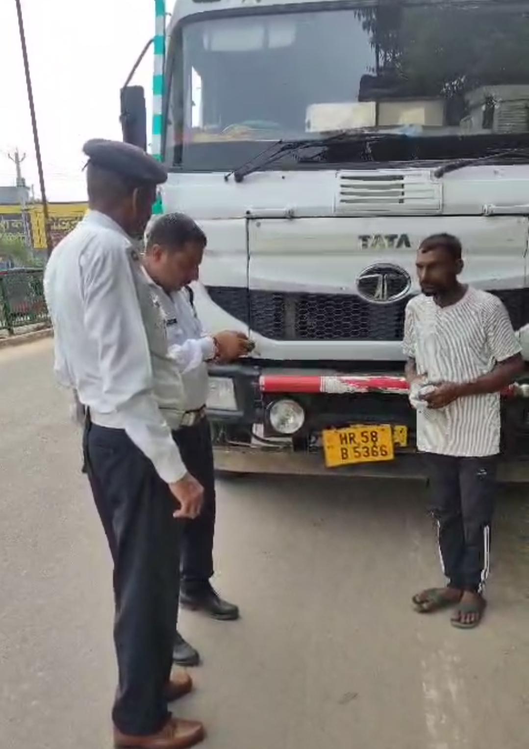 Hansi Police confiscated a dumper by challaning it for Rs 20,000 for violating no-entry.